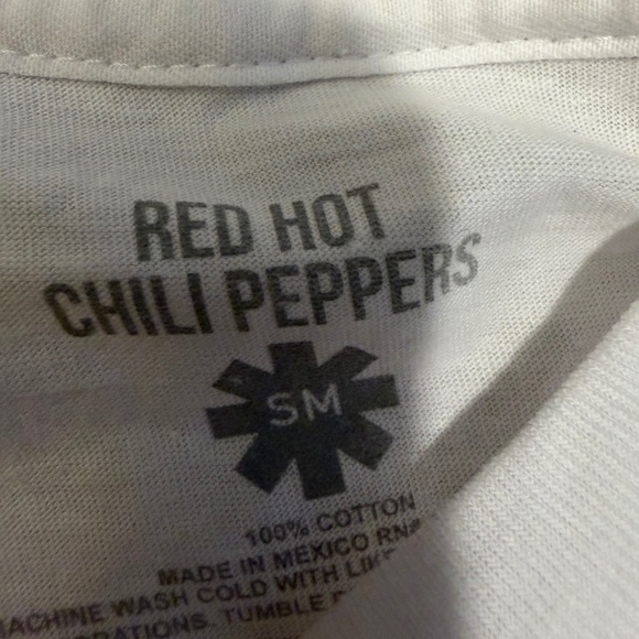 NWOT Red Hot Chili Peppers T-Shirt - Picture 3 of 5